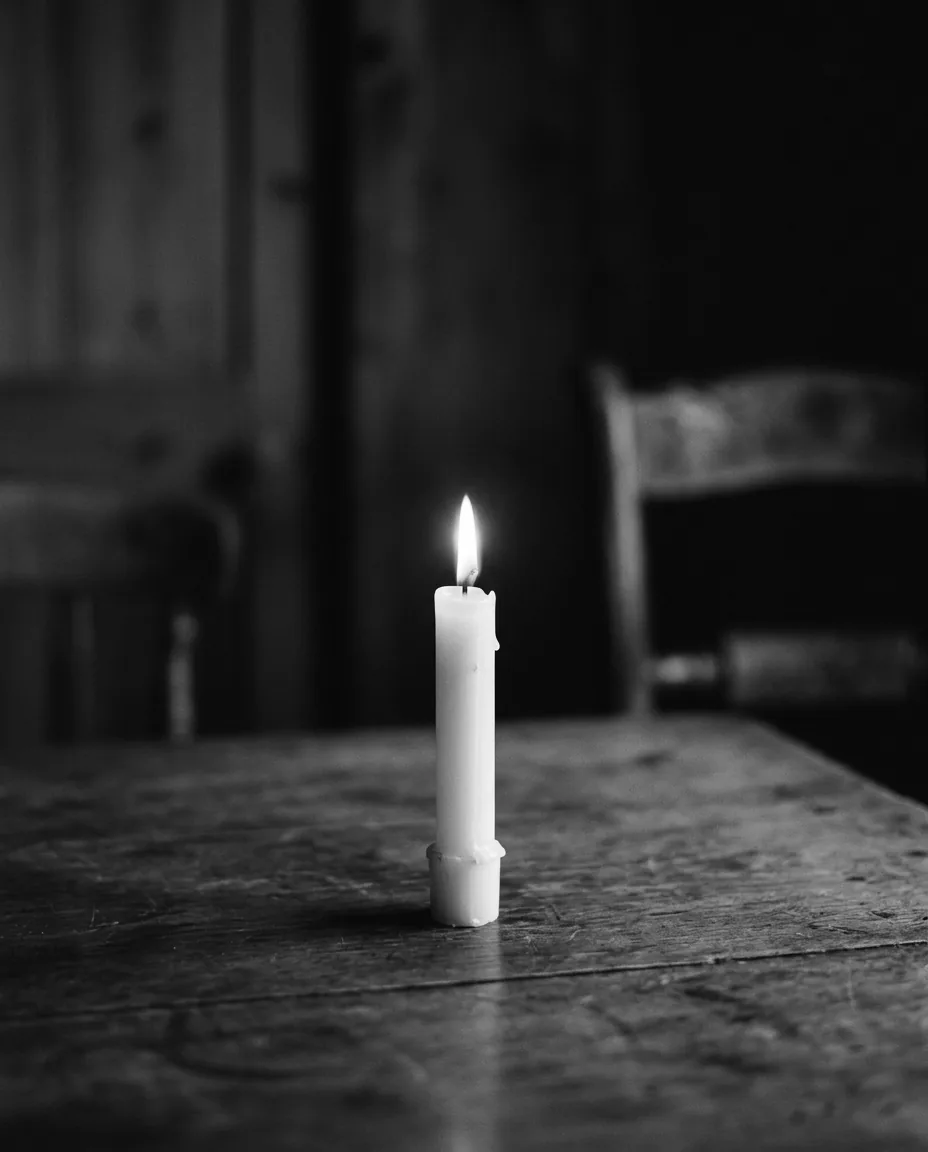 Una vela encendida en una habitación en silencio